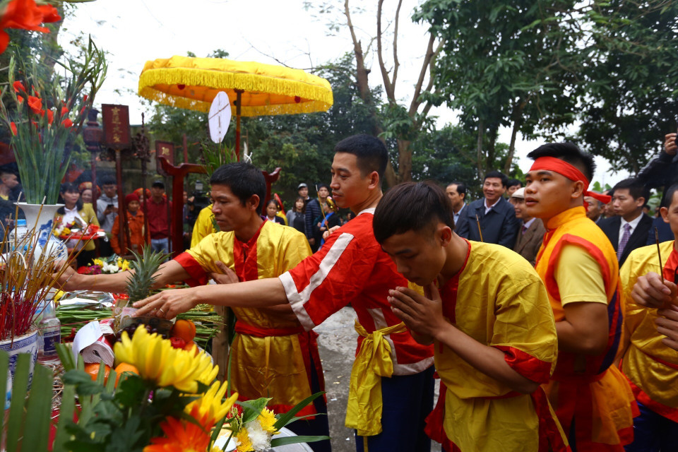 Các trai làng thắp hương chuẩn bị rước kiệu. (Ảnh: Minh Quyết/TTXVN)