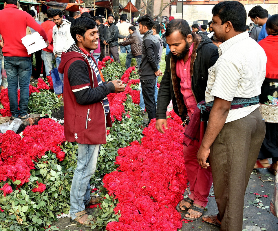 Người dân chọn mua hoa hồng cho ngày Lễ Tình yêu 14/2 tại Dhaka, Bangladesh. (Nguồn: THX/TTXVN)