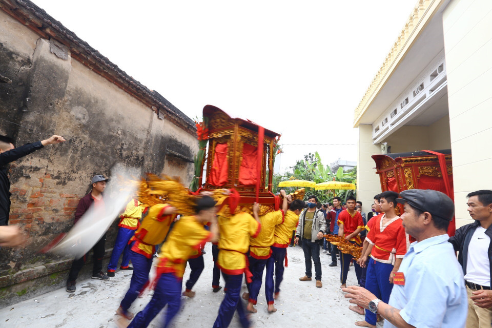 Kiệu quay tại hộ gia đình trong làng. (Ảnh: Minh Quyết/TTXVN)
