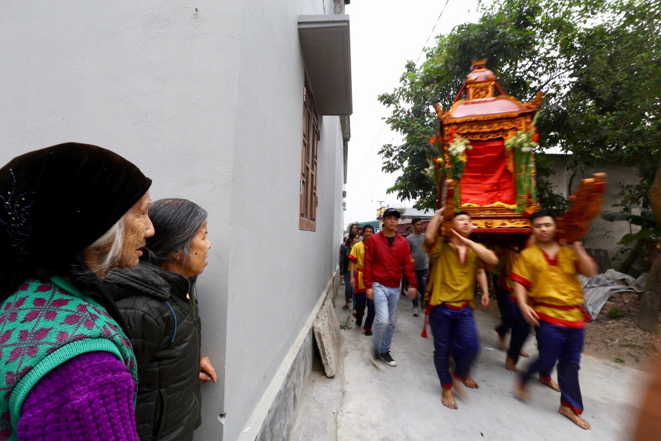 Kiệu quay được rước quanh làng trước khi rước về chùa Phượng Vũ. (Ảnh: Minh Quyết/TTXVN)