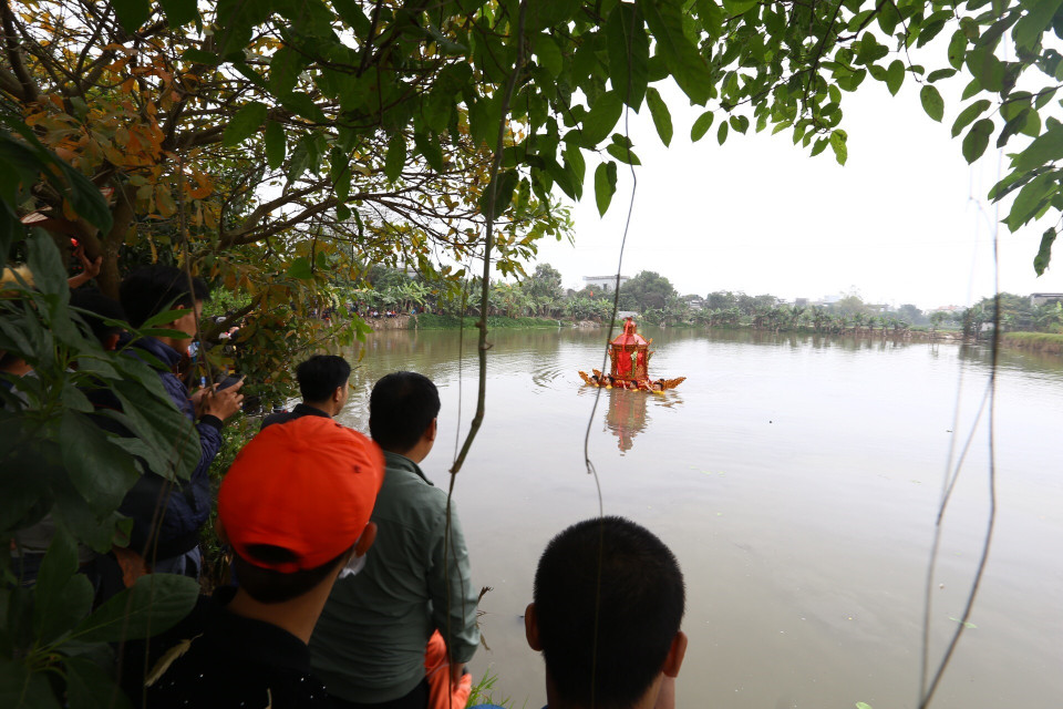 Kiệu được các trai làng quay dưới nước hàng giờ đồng hồ. (Ảnh: Minh Quyết/TTXVN)
