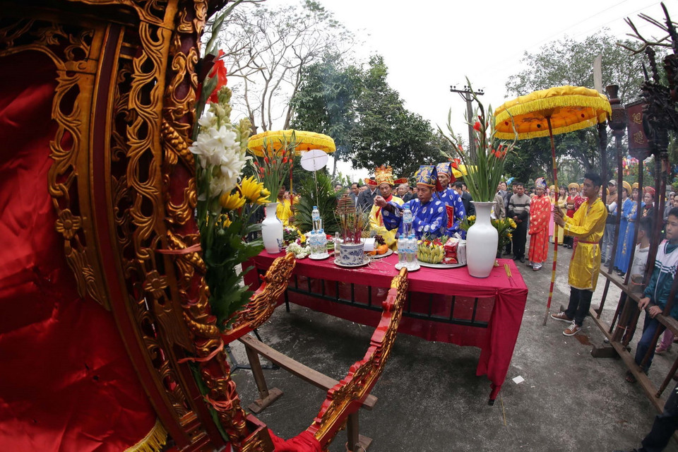 Lễ dâng hương tại đình làng Phượng Vũ, trước khi rước kiệu. (Ảnh: Minh Quyết/TTXVN)