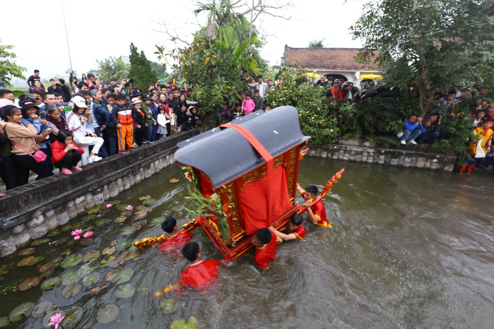 Kiệu quay dưới ao trước miếu làng Phượng Vũ. (Ảnh: Minh Quyết/TTXVN)
