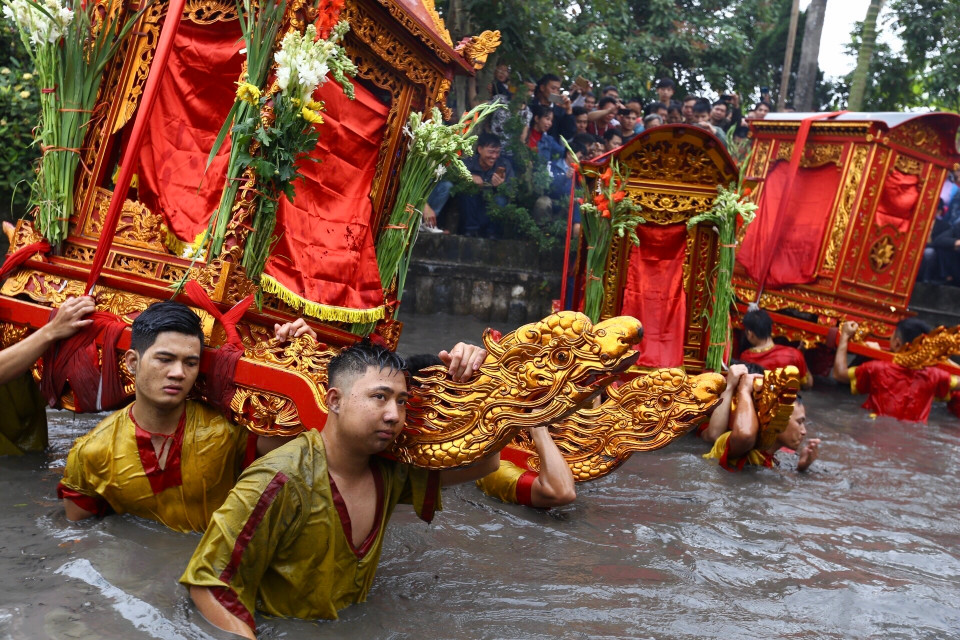 Kiệu được quay trong ao trước Miếu làng Phượng Vũ. (Ảnh: Minh Quyết/TXVN)