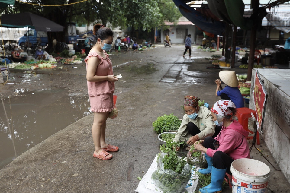  UBND xã Cổ Loa quy định các tiểu thương kinh doanh buôn bán phải đăng ký với Ban quản lý chợ. (Ảnh: Minh Quyết/TTXVN)