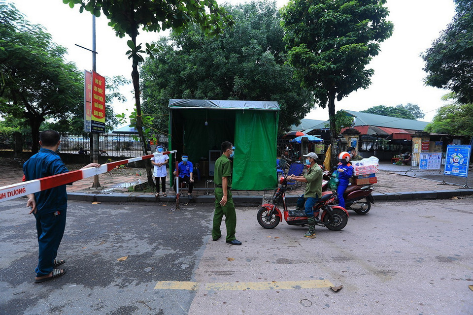  Chốt kiểm dịch liên xã được đặt ngay lối ra vào xã Cổ Loa. (Ảnh: Tuấn Anh/TTXVN)