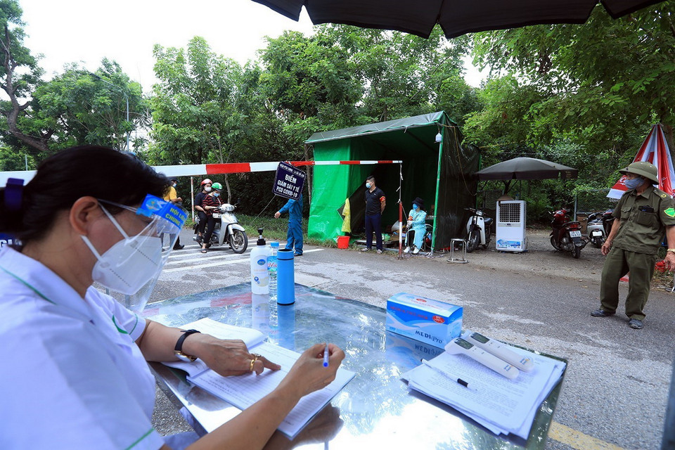  Chốt kiểm dịch liên xã trên đường Cổ Loa. (Ảnh: Tuấn Anh/TTXVN)