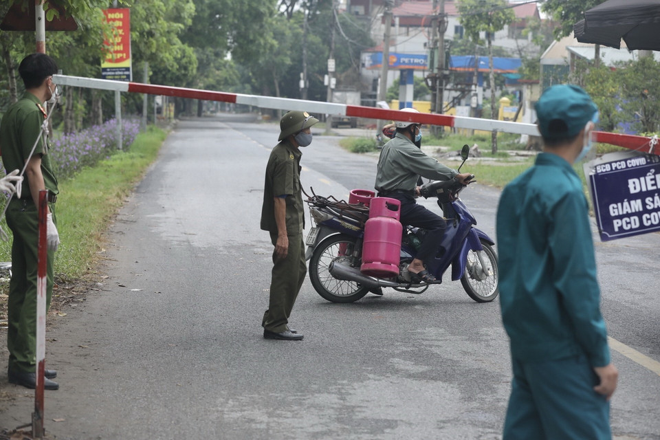 Các trường hợp không đủ giấy tờ sẽ không được vào xã theo quy định. (Ảnh: Minh Quyết/TTXVN)