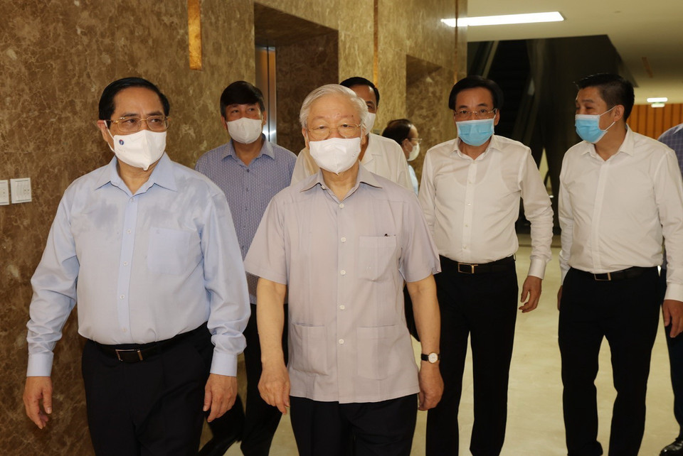  Thủ tướng Chính phủ Phạm Minh Chính đón Tổng Bí thư Nguyễn Phú Trọng tới dự Phiên họp. (Ảnh: Trí Dũng/TTXVN)