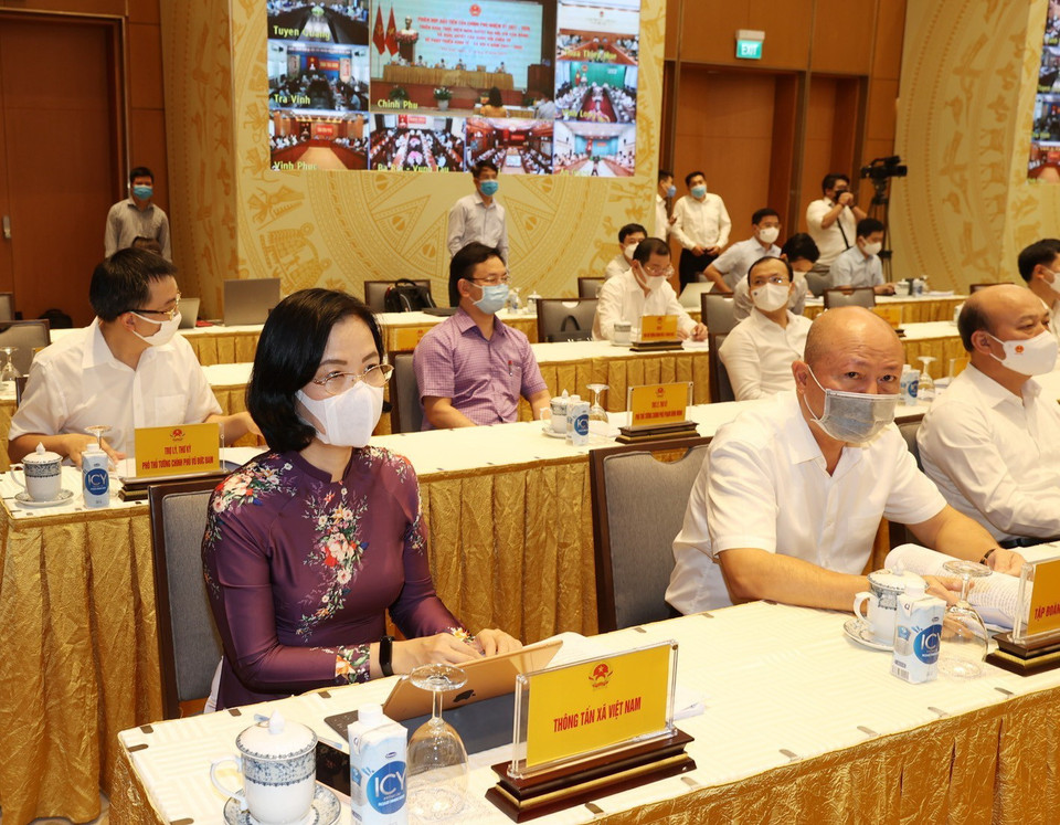  Phó Tổng giám đốc Thông tấn xã Việt Nam Vũ Việt Trang cùng các vị lãnh đạo Đảng, Nhà nước và các đại biểu dự Phiên họp. (Ảnh: Trí Dũng/TTXVN)