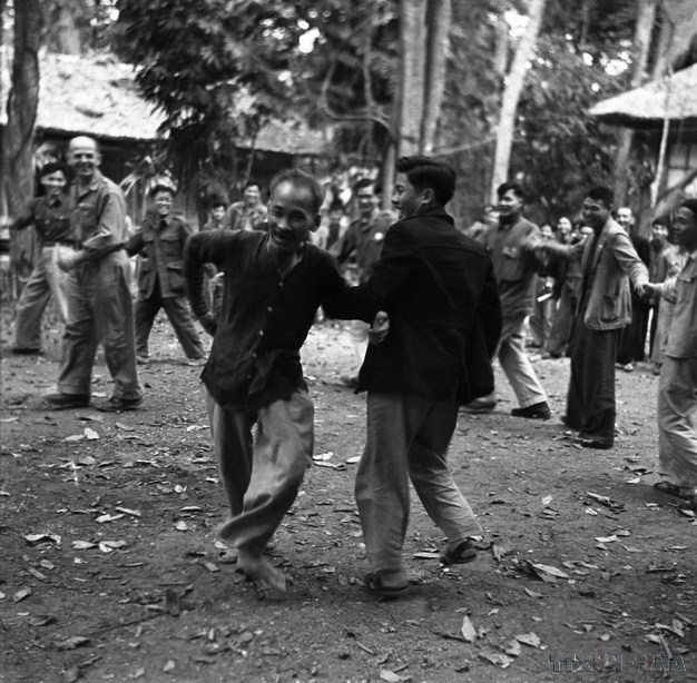 Chủ tịch Hồ Chí Minh vui liên hoan văn nghệ với các đại biểu dự Đại hội Đảng toàn quốc lần thứ 2 tại Việt Bắc, tháng 2/1951. (Ảnh: TTXVN)