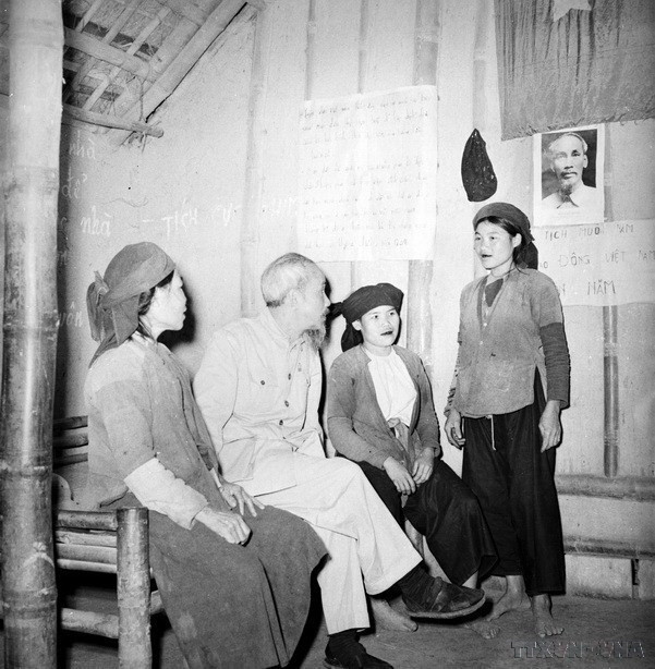 Chủ tịch Hồ Chí Minh thăm một gia đình nông dân ở thôn Lâm Xuyên, xã Trung Nghĩa, huyện Hiệp Hòa, tỉnh Bắc Giang, vừa hoàn thành cải cách ruộng đất, ngày 8/2/1955. (Ảnh: TTXVN)