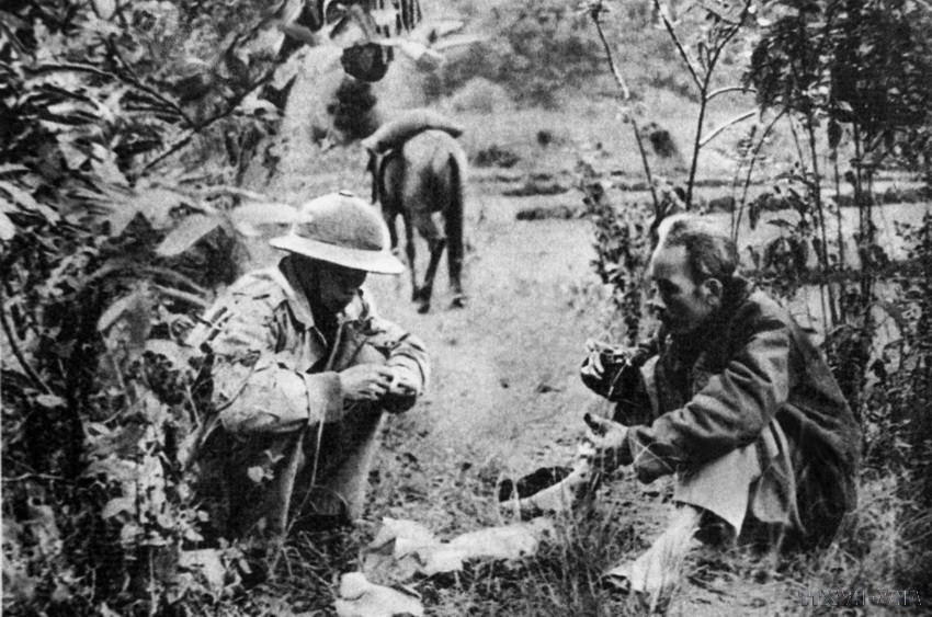 Một bữa cơm dọc đường trên đường đi công tác của Chủ tịch Hồ Chí Minh năm 1954. (Ảnh: TTXVN)