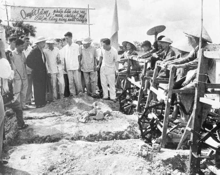 Chủ tịch Hồ Chí Minh thăm nông dân xã Hiệp Lực, huyện Ninh Giang, tỉnh Hải Dương đang chống hạn ngày 26/7/1962. (Ảnh: TTXVN)