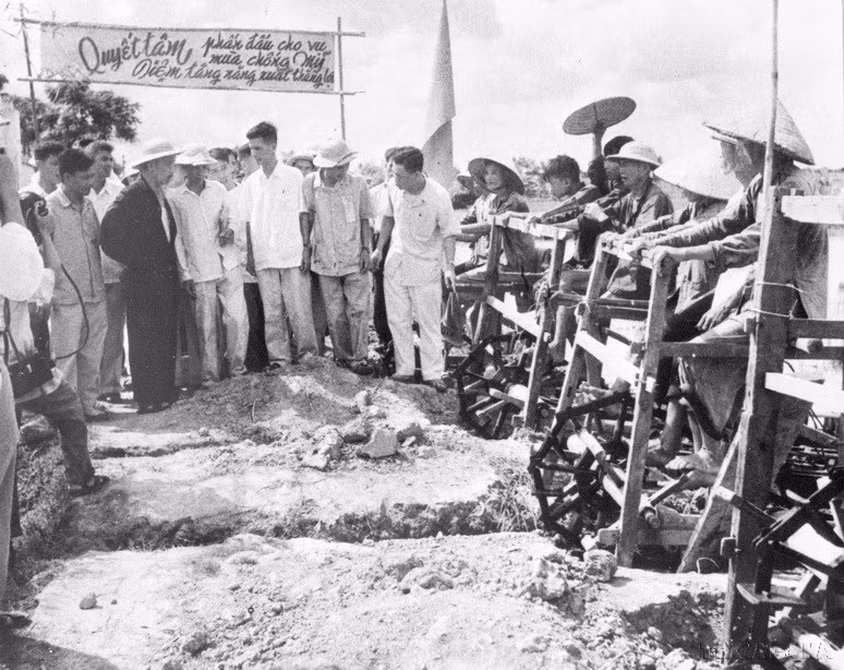 Chủ tịch Hồ Chí Minh thăm nông dân xã Hiệp Lực, huyện Ninh Giang, tỉnh Hải Dương đang chống hạn ngày 26/7/1962. (Ảnh: TTXVN)