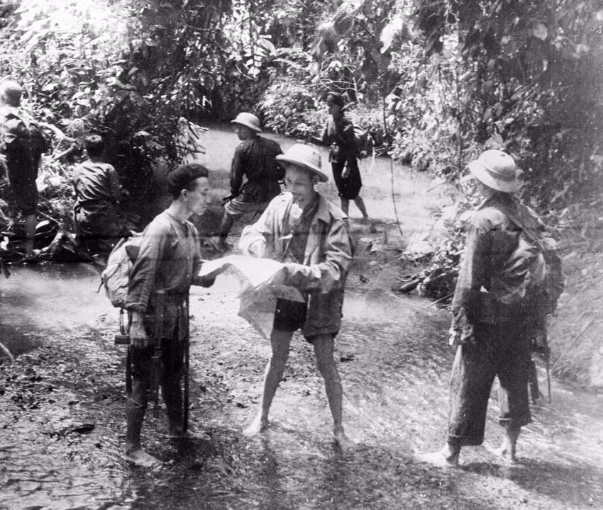 Chủ tịch Hồ Chí Minh và bộ đội trên đường đi Chiến dịch Biên giới năm 1950. (Ảnh: TTXVN)