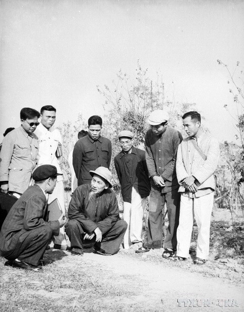 Chủ tịch Hồ Chí Minh nói chuyện với các vị lãnh đạo địa phương khi về thăm thôn Lạc Trung, tỉnh Vĩnh Phúc, ngày 15/1/1961. (Ảnh: TTXVN)