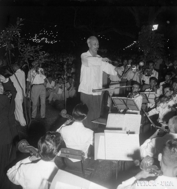 Chủ tịch Hồ Chí Minh bắt nhịp bài hát "Kết đoàn" trong buổi dạ hội của nhân dân Thủ đô chào mừng Đại hội Đảng toàn quốc lần thứ 3, tháng 9/1960. (Ảnh: Lâm Hồng Long/TTXVN)