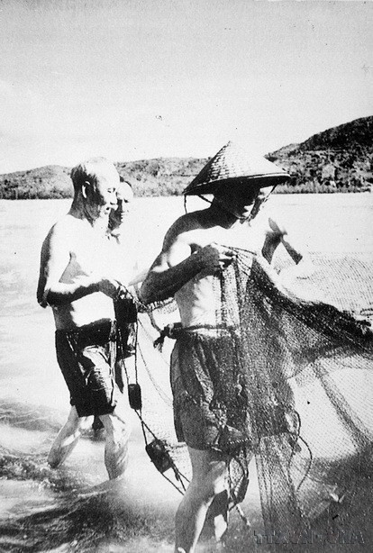  Chủ tịch Hồ Chí Minh cùng kéo lưới với bà con ngư dân ở vùng biển Sầm Sơn, tỉnh Thanh Hóa, ngày 7/1/1960. (Ảnh: TTXVN)