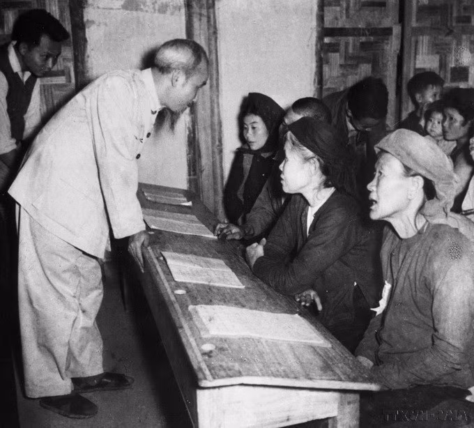 Chủ tịch Hồ Chí Minh thăm một lớp học bình dân học vụ của bà con lao động khu lao động Lương Yên, Hà Nội, ngày 27/5/1956. (Ảnh: TTXVN)