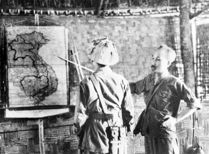 Bác Hồ thăm và nói chuyện với một đơn vị bộ đội trong kháng chiến chống Pháp. (Ảnh: TTXVN)