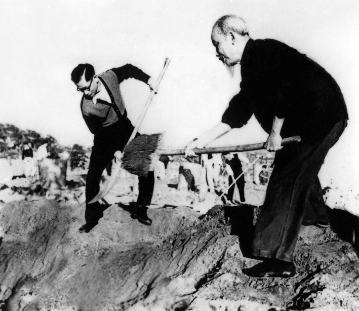 Chủ tịch Hồ Chí Minh và ông Trần Duy Hưng, Chủ tịch Ủy ban Hành chính thành phố Hà Nội tham gia lao động xây dựng Công viên Thống Nhất. (Ảnh: TTXVN phát)