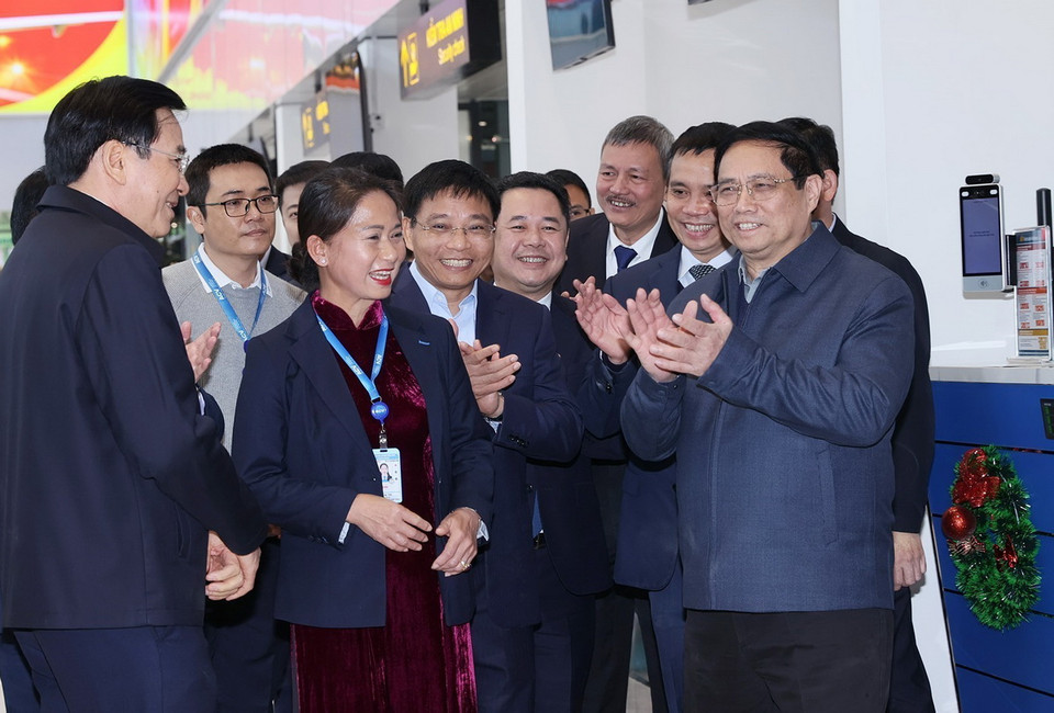 Thủ tướng Phạm Minh Chính thăm cán bộ, nhân viên và kiểm tra cơ sở vật chất Cảng Hàng không Điện Biên. (Ảnh: Dương Giang/TTXVN)