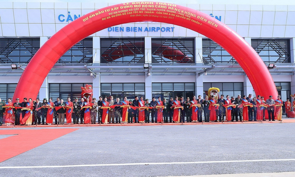 Thủ tướng Phạm Minh Chính và các đại biểu cắt băng khánh thành các dự án tại điểm cầu Điện Biên. (Ảnh: Dương Giang/TTXVN)