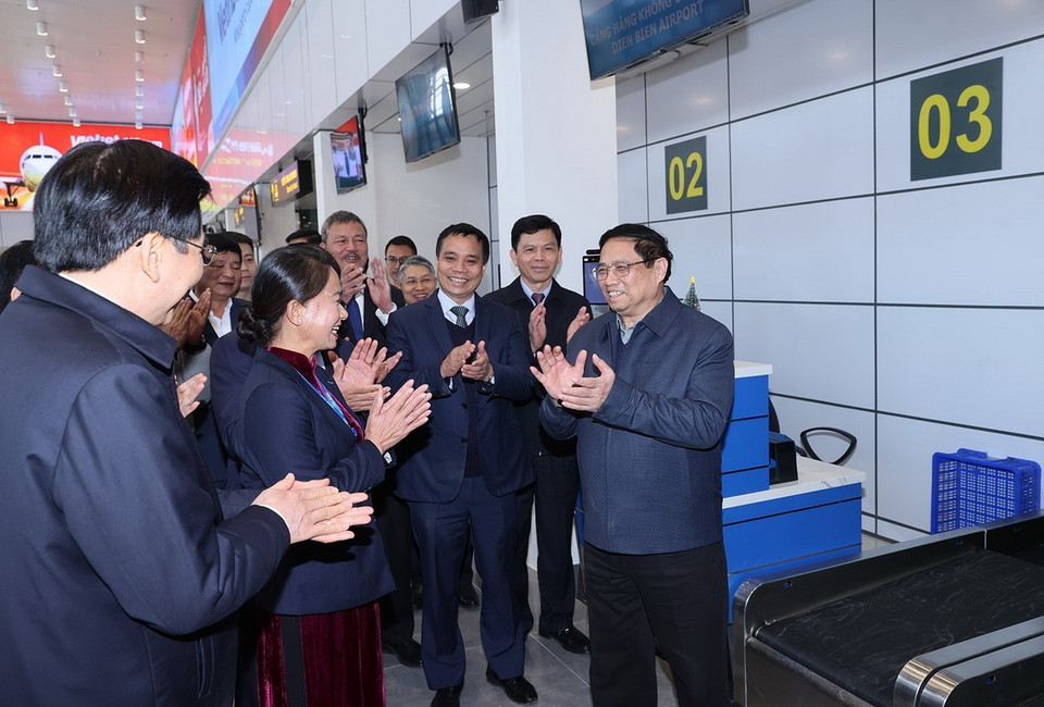 Thủ tướng Phạm Minh Chính thăm cán bộ, nhân viên và kiểm tra cơ sở vật chất Cảng hàng không Điện Biên. (Ảnh: Dương Giang/TTXVN)