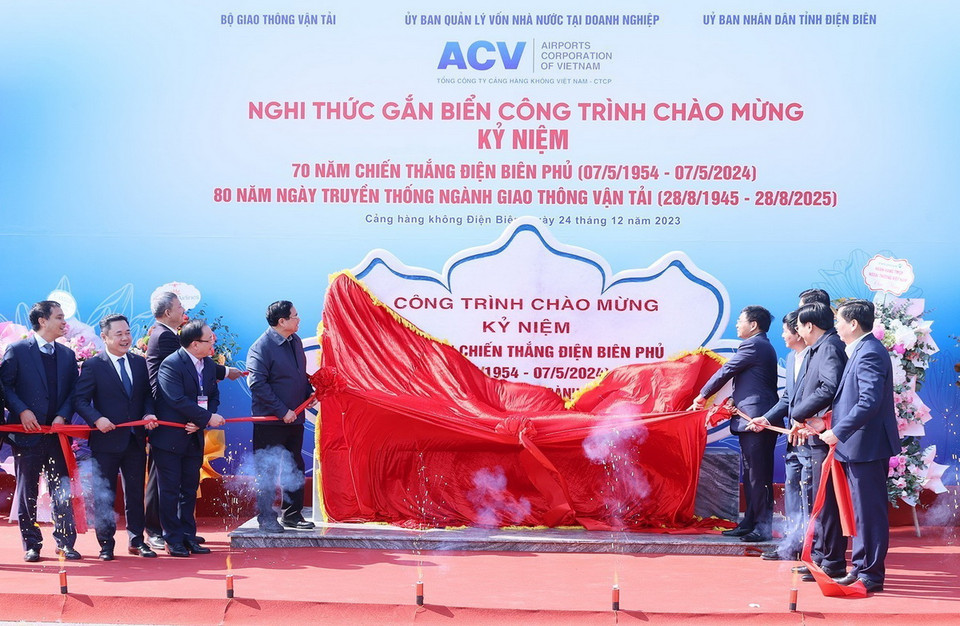 Thủ tướng Phạm Minh Chính và các đại biểu thực hiện nghi thức gắn biển công trình chào mừng. (Ảnh: Dương Giang/TTXVN)