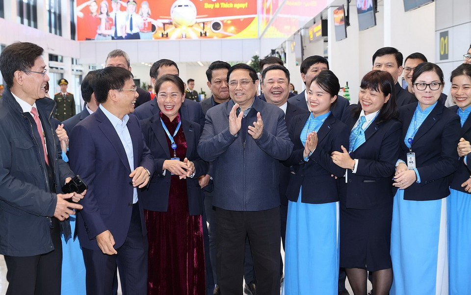 Thủ tướng Phạm Minh Chính với cán bộ, nhân viên cảng vụ và hãng hàng không đang làm việc tại Cảng Hàng không Điện Biên. (Ảnh: Dương Giang/TTXVN)