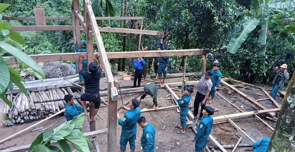 Lực lượng Dân quân tự vệ huyện Nam trà my giúp dân sơ tán, sửa chữa nhà ở và khắc phục các tuyến giao thông bị ảnh hưởng áp thấp nhiệt đới và bão số 4. (Ảnh: Ngọc Nga/TTXVN phát)