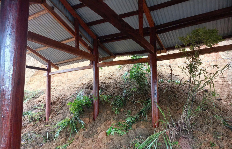 Toàn huyện có 17 ngôi nhà bị ảnh hưởng do mưa lớn gây ra, trong đó có 8 nhà bị đất đá tràn vào nhà và 9 nhà bị nứt nền, nứt vách. (Ảnh: Ngọc Nga/TTXVN phát)