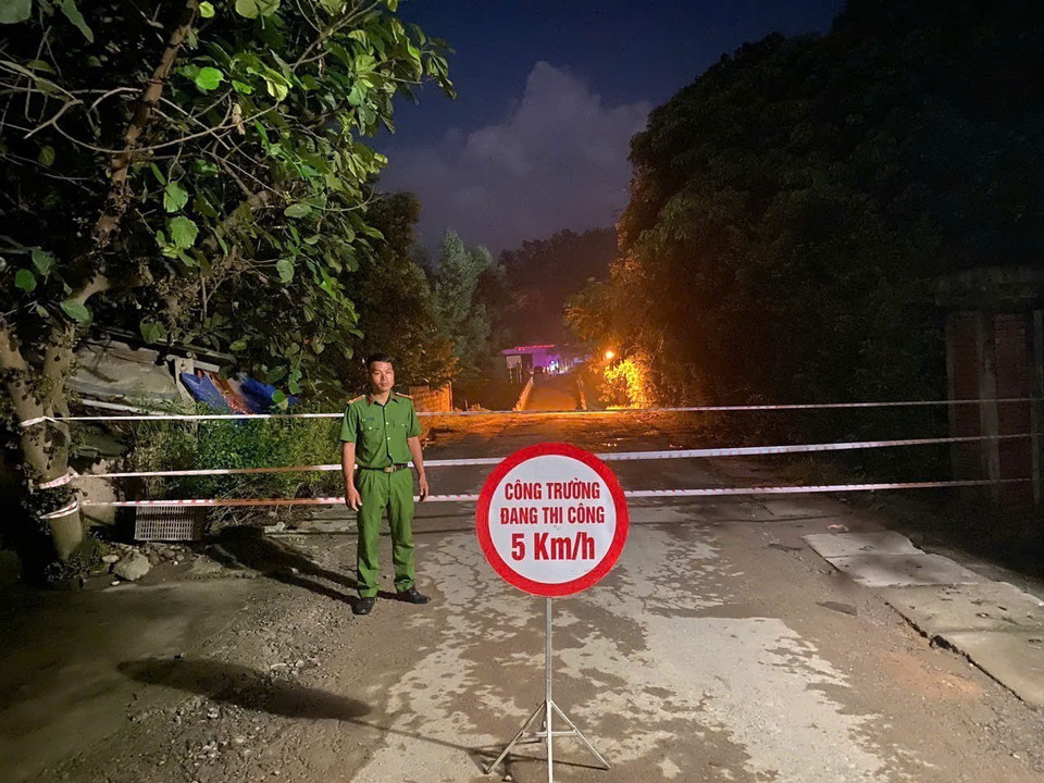 Lực lượng chức năng phong tỏa hiện trường vụ sập cầu Ngòi Móng tại phường Kỳ Sơn. (Ảnh: TTXVN phát)