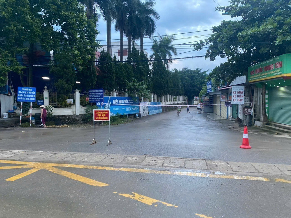 Lực lượng chức năng phong tỏa hiện trường vụ sập cầu Ngòi Móng tại phường Kỳ Sơn. (Ảnh: TTXVN phát)