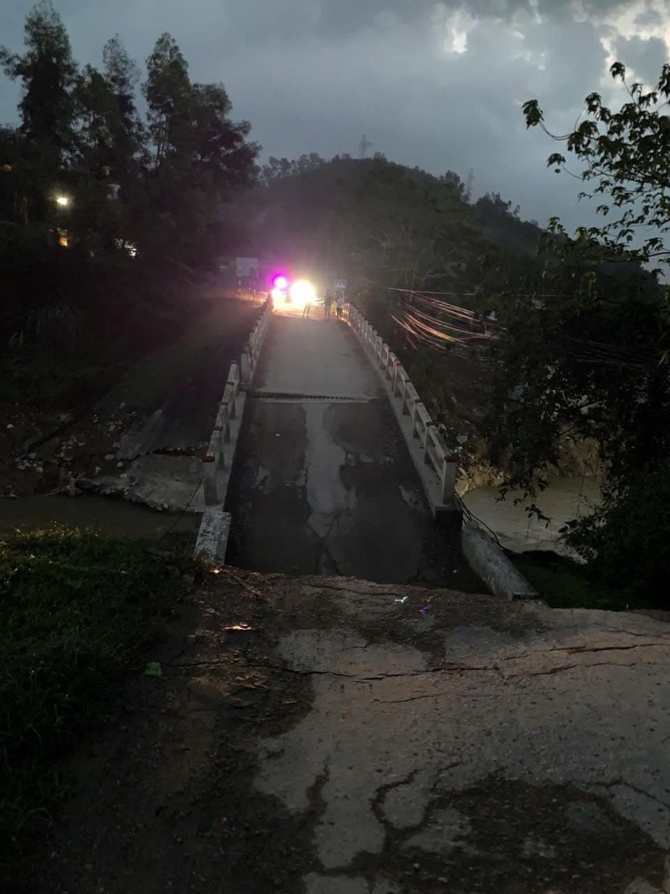 Sập cầu Ngòi Móng tại phường Kỳ Sơn, Hòa Bình. (Ảnh: TTXVN phát)