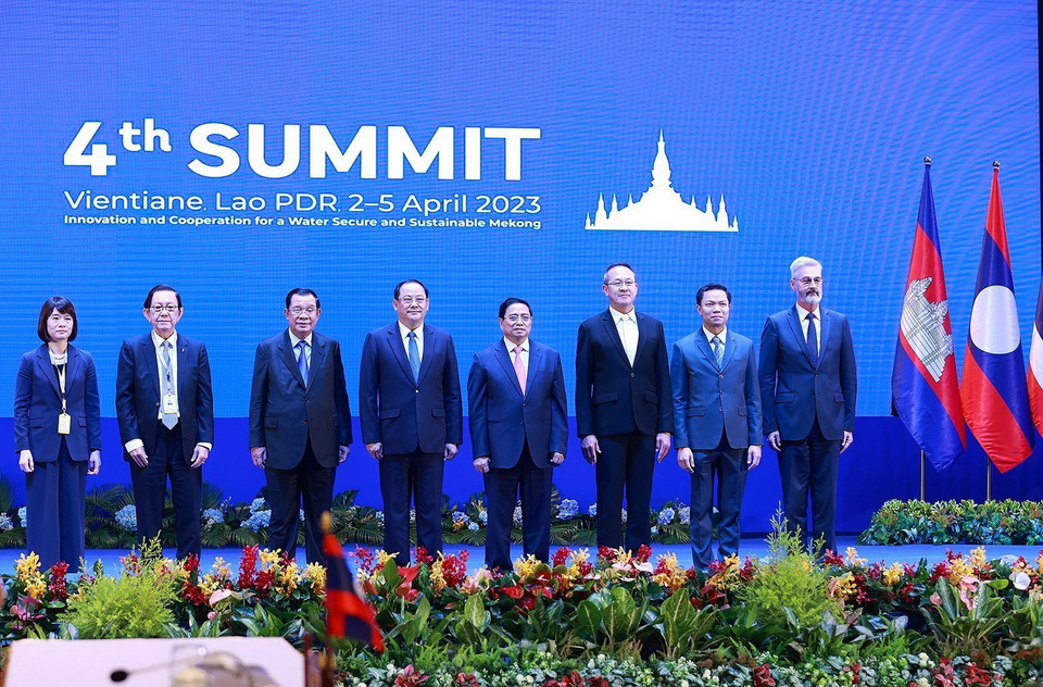 Thủ tướng Phạm Minh Chính, Thủ tướng Campuchia Samdech Hunsen, Thủ tướng Lào Sonexay Siphandone và Tổng Thư ký Văn phòng Tài nguyên nước quốc gia Thái Lan Surasri Kidti Monton cùng đại diện các nước đối tác, đối thoại chụp ảnh chung. (Ảnh: Dương Giang/TTXVN)