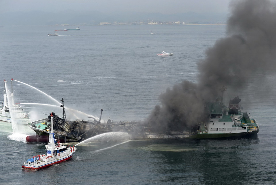 Phun nước dập cháy trên tàu Shoko-maru sau vụ nổ. (Nguồn: AFP/TTXVN)