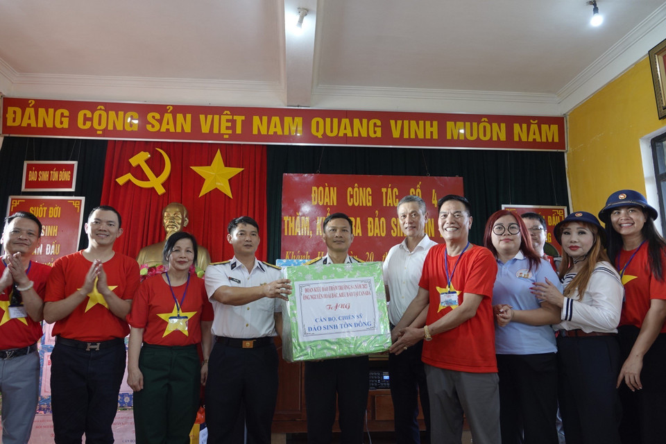 Đoàn công tác số 4 thăm và tặng quà cán bộ chiến sỹ đảo Sinh Tồn Đông. (Ảnh: Thu Phương/TTXVN)