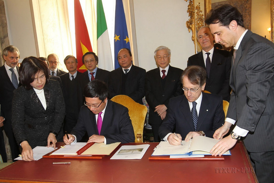 Tổng Bí thư Nguyễn Phú Trọng chứng kiến Lễ ký Tuyên bố chung thiết lập quan hệ Đối tác chiến lược Việt Nam-Italy, trong chuyến thăm cấp Nhà nước Cộng hòa Italy, Rome, 21/1/2013. (Ảnh: Trí Dũng/TTXVN)