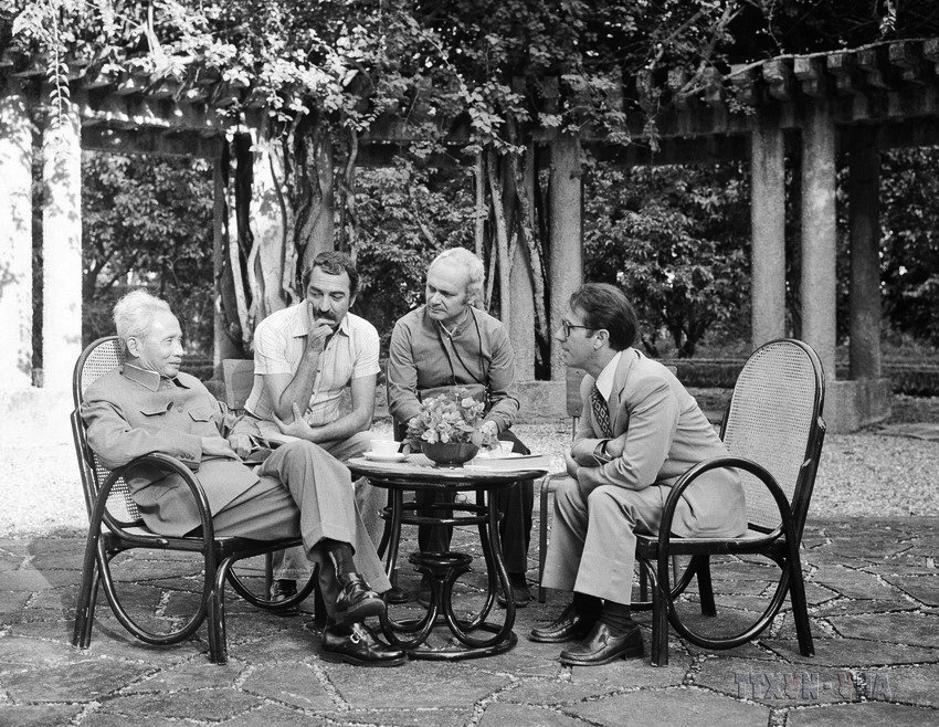 Thủ tướng Phạm Văn Đồng trả lời phỏng vấn Hãng truyền hình Rai-Radiotelevision của Italy, Hà Nội, 29/10/1978. (Ảnh: Thế Trung/TTXVN)