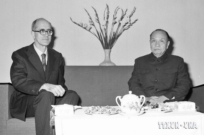 Chủ tịch Ủy ban thường vụ Quốc hội Trường Chinh tiếp Đại sứ Cộng hòa Italy tại Việt Nam Giuliano Bertuccioli, ngày 30/12/1975. (Ảnh: Thế Trung/TTXVN)