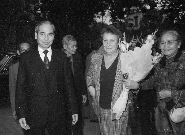 Ông Nguyễn Đức Tâm, Ủy viên Bộ Chính trị, Bí thư Trung ương Đảng đón bà Giglia Tedesco Tatò, Ủy viên Ban lãnh đạo Đảng Cộng sản Italy, Phó Chủ tịch Thượng viện Italy sang thăm Việt Nam, ngày 12/2/1985. (Ảnh: Xuân Lâm/TTXVN)