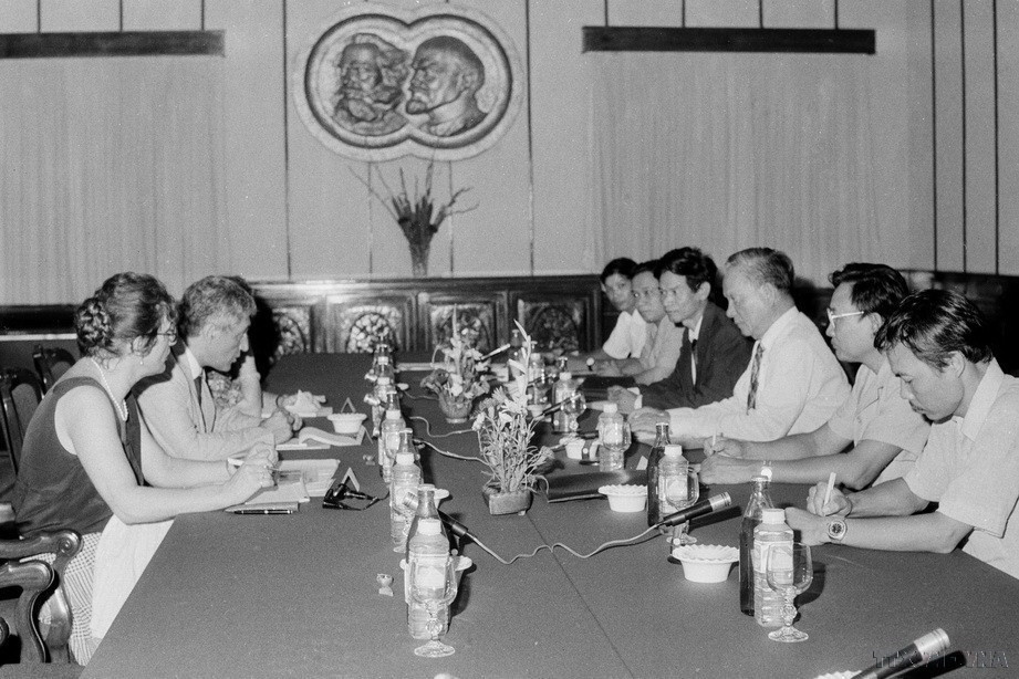  Ông Lê Đức Anh, Ủy viên Bộ Chính trị, Bí thư Trung ương Đảng hội đàm với ông Antonio Bassolino, Ủy viên Ban lãnh đạo, Ủy viên Ban phối hợp chính trị Trung ương Đảng Dân chủ cánh tả Italy, ngày 16/7/1992. (Ảnh: Kim Hùng/TTXVN)