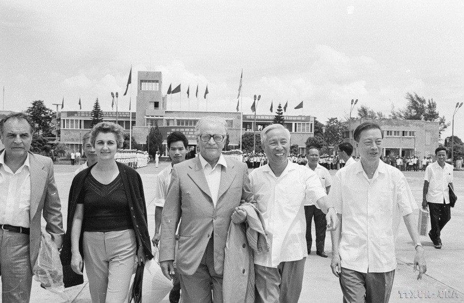 Ông Lê Đức thọ, Ủy viên Bộ Chính trị tiễn Đoàn đại biểu Đảng Cộng sản Italy do ông Paolo Bufalini, Ủy viên Ban Lãnh đạo và Ban Bí thư Trung ương Đảng Cộng sản Italy làm trưởng đoàn sang dự Lễ kỷ niệm 30 năm Ngày thành lập nước Việt Nam Dân chủ cộng hòa, ngày 6/9/1975. (Ảnh: TTXVN)