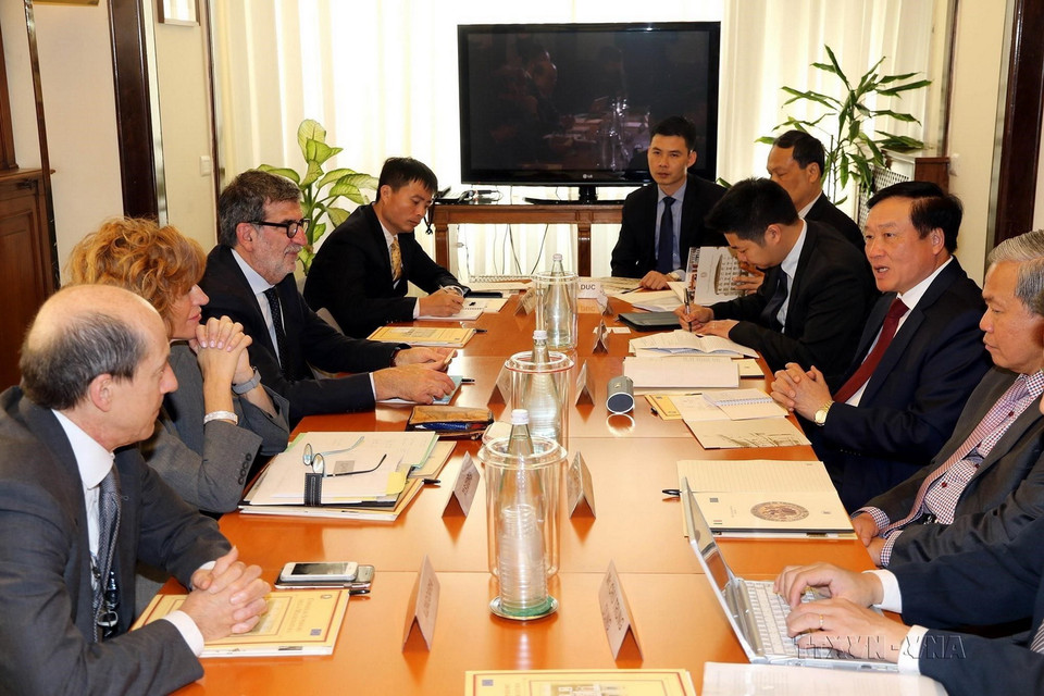 Bí thư Trung ương Đảng, Chánh án Tòa án nhân dân Tối cao Nguyễn Hòa Bình làm việc với Hội đồng Tư pháp Tối cao Italy trong chuyến thăm Italy từ ngày 9-14/5/2017. (Ảnh: Ngự Bình/TTXVN)