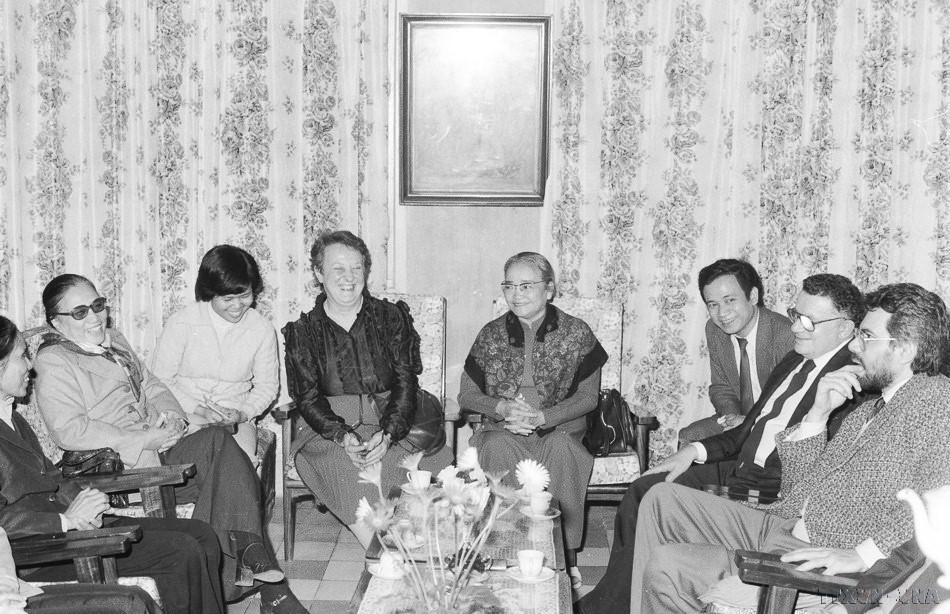 Chủ tịch Hội liên hiệp phụ nữ Việt Nam Nguyễn Thị Định tiếp Đoàn đại biểu Đảng Cộng sản Italy do bà Giglia Tedesco Tatò, Ủy viên Ban lãnh đạo Đảng Cộng sản Italy, Phó Chủ tịch Thượng viện dẫn đầu, ngày 15/2/1985. (Ảnh: Xuân Lâm/TTXVN)
