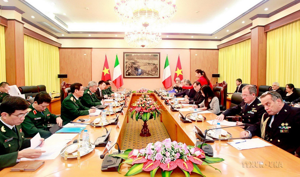 Thứ trưởng Bộ Quốc phòng Nguyễn Chí Vịnh và Thứ trưởng Bộ Quốc phòng Italy Domenico Rossi đồng chủ trì Đối thoại Chính sách Quốc phòng Việt Nam-Italy cấp Thứ trưởng lần thứ nhất, Hà Nội, 12/11/2014. (Ảnh: TTXVN)