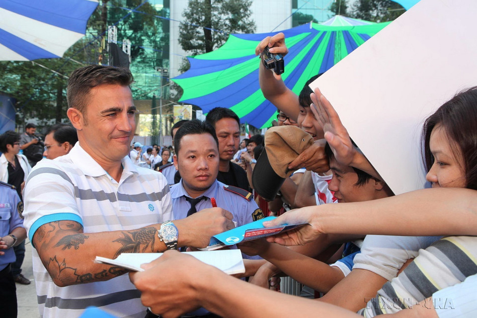 Cựu đội trưởng Đội tuyển bóng đá Italy Fabio Cannavaro giao lưu cùng các bạn trẻ và người hâm mộ TP Hồ Chí Minh, ngày 8/1/2012. (Ảnh: Quang Nhựt/TTXVN)