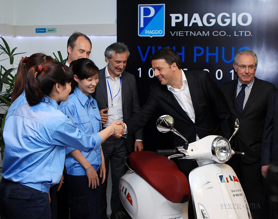Thủ tướng Italy Matteo Renzi thăm Nhà máy Ariston tại Bắc Ninh, ngày 10/6/2014, trong chuyến thăm chính thức Việt Nam. (Ảnh: Phạm Kiên/TTXVN)